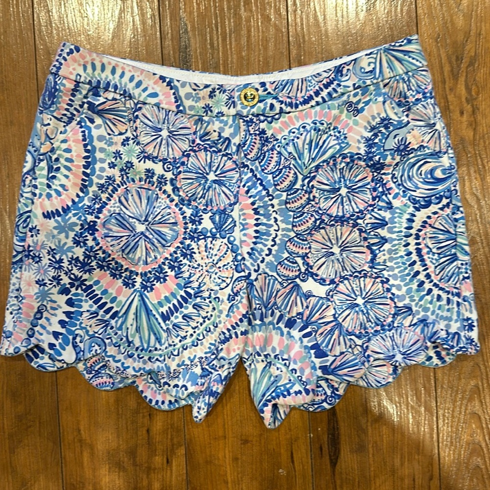 Lilly Pulitzer, size 2
6 inch inseam